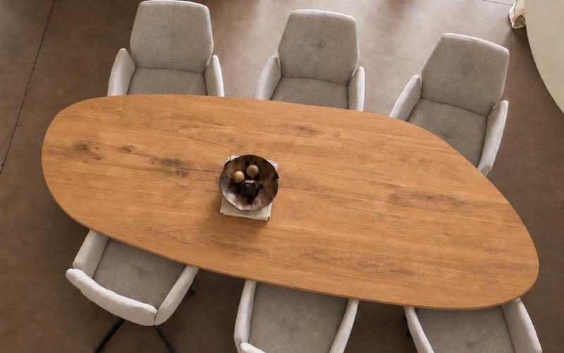 Organische eiken eettafel met verjongde rand &ndash; zelf samenstellen