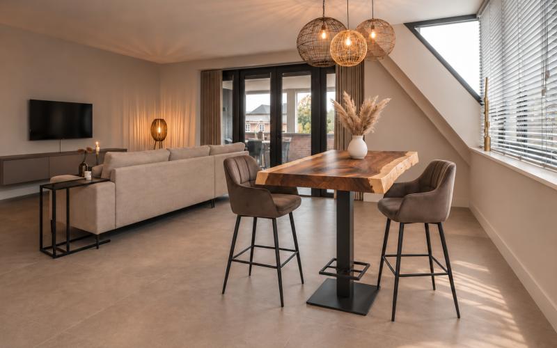 Compacte suar boomstambartafel met enkele barpoot